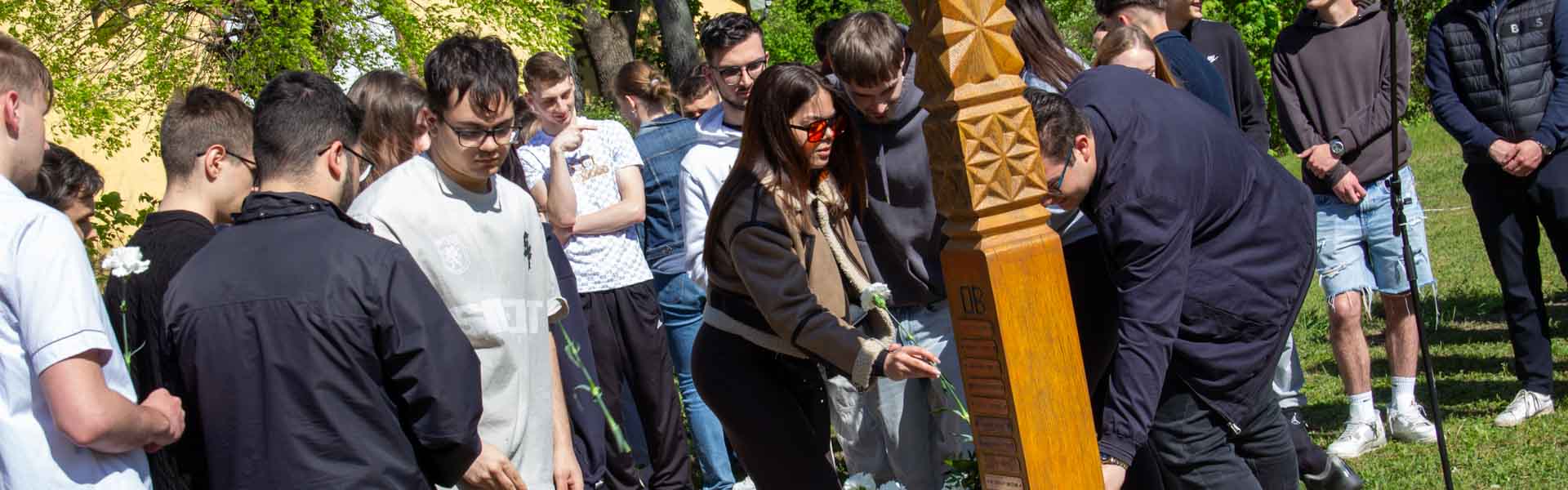 Kopjafa koszorúzás